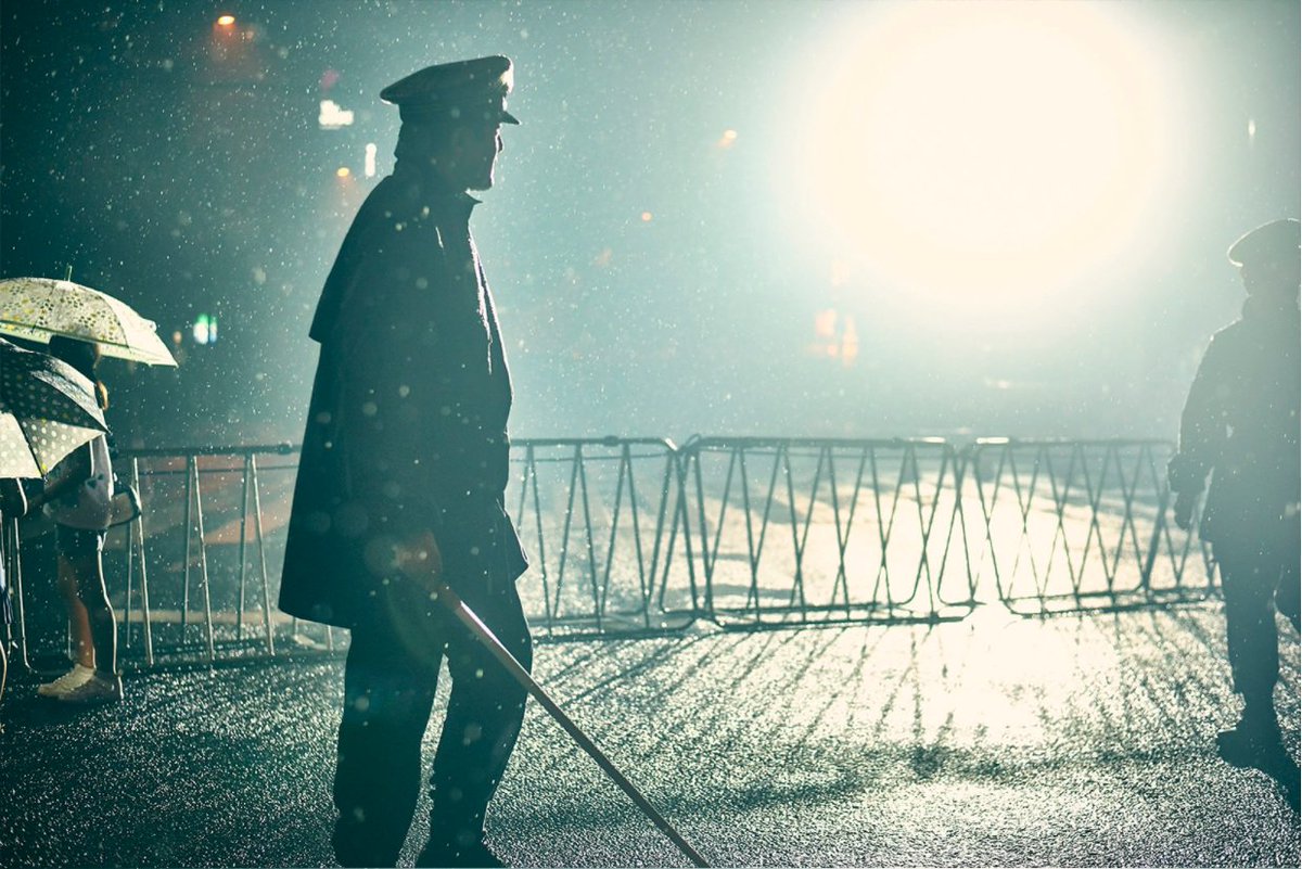 One of <a href="/sambarking/">Sam Barker</a> images from his new series shot in #Tokyo around the #kappabashi district 
#sambarker #photographer #streetphotography #reportage #nightlights #bladerunner #police #japan #tokyo #terrimanduca