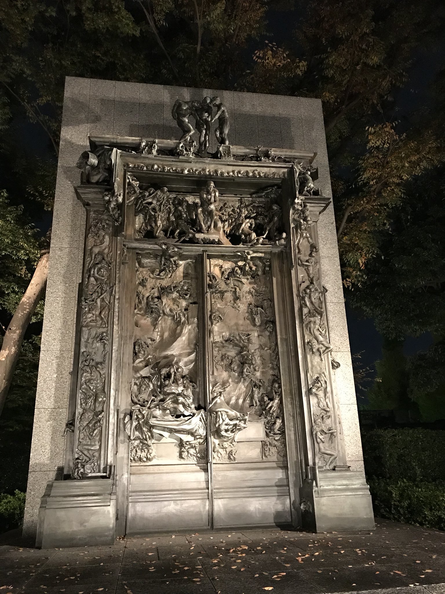 京大卒フィレンツェ公認ガイド 加藤まり子 彫刻家 ロダン が亡くなったのはちょうど100年前の今日で1917年11月17日 1875年 イタリア 旅行中 フィレンツェ でギベルティの傑作 天国の門 を見て衝撃を受ける 5年後 地獄の門 の制作に取り掛かる