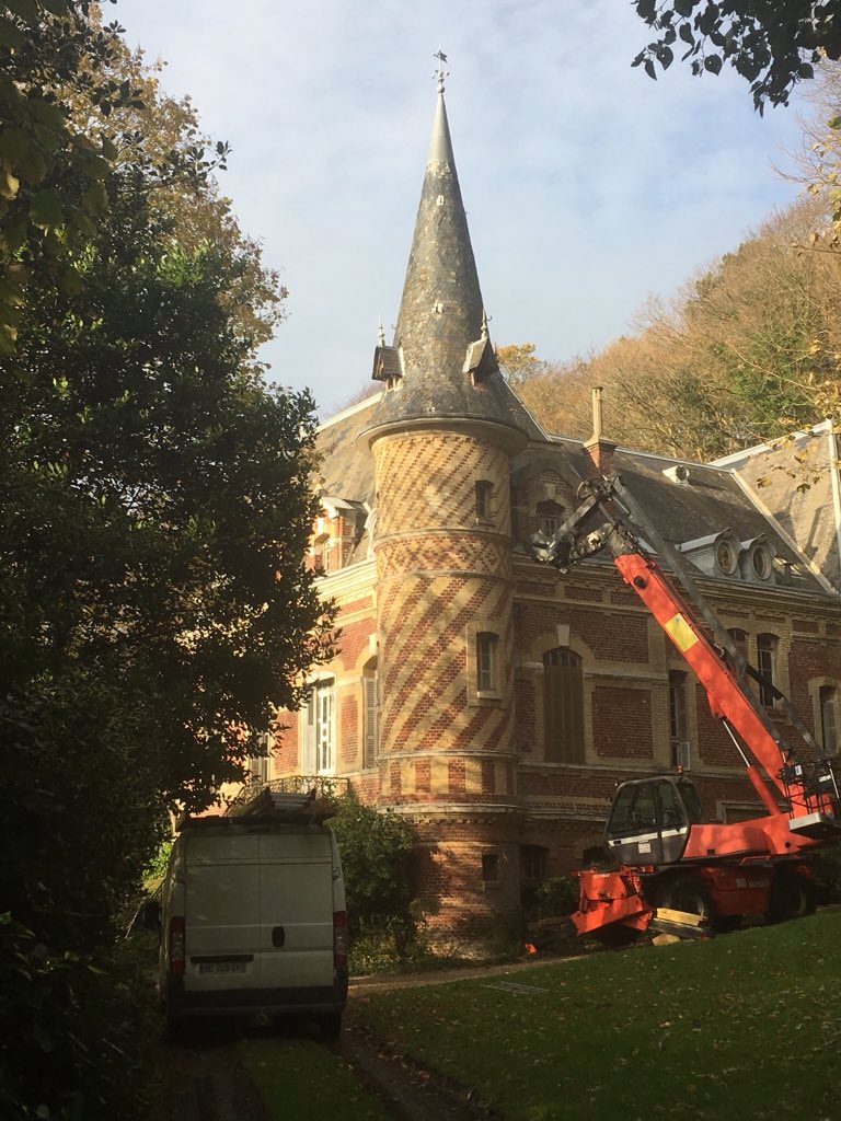 LesAygues's tweet photo. Lourde intervention - lourde logistique - gros budget - pas un centime d'argent public - ni de l'Etat - ni des collectivités locales #MonumentHistorique #ProtectionPatrimoine @bernstephane @MinistereCC @FrancoiseNyssen @OfficeEtretat @DemeureHistoriq https://t.co/kzLaeOV0qF