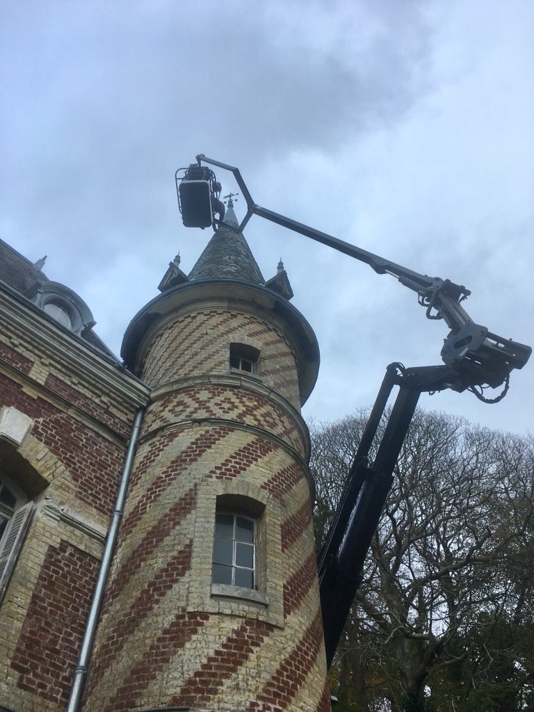 LesAygues's tweet photo. Lourde intervention - lourde logistique - gros budget - pas un centime d'argent public - ni de l'Etat - ni des collectivités locales #MonumentHistorique #ProtectionPatrimoine @bernstephane @MinistereCC @FrancoiseNyssen @OfficeEtretat @DemeureHistoriq https://t.co/kzLaeOV0qF