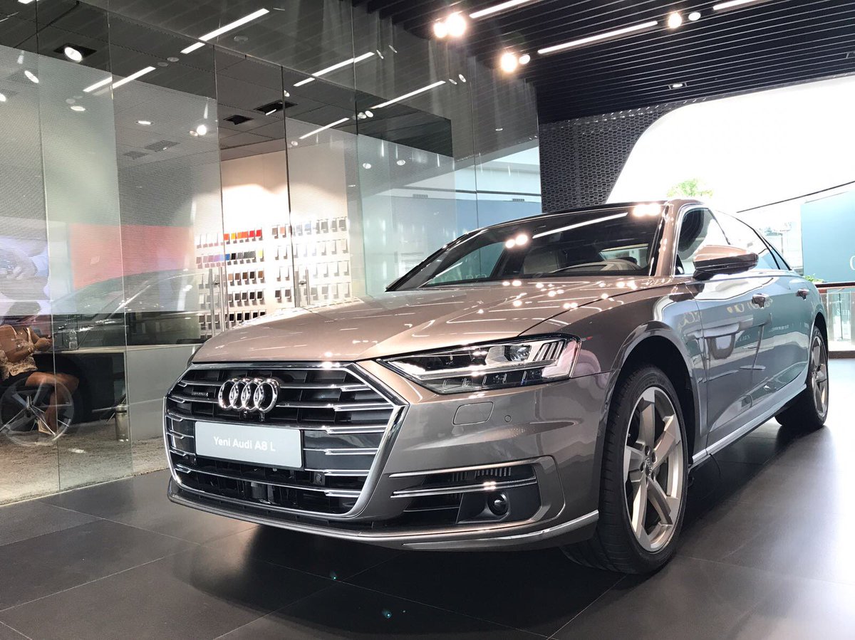 Sayısız yenilikleri, konfor özellikleri ve asistan sistemleri ile her yolculuğunuzu özel kılacak Yeni Audi A8L, 19 Kasım’a kadar Audi City İstanbul’da sizi bekliyor.