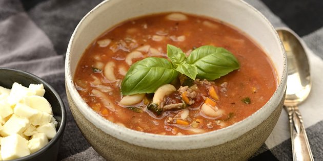 Webopskrifter's tweet photo. Jeg er kæmpe fan af suppe - især når den smager af lasagne og serveres med smeltet ost #vintermad https://t.co/JlDwuQvzfe https://t.co/1GVqqD0Ed1