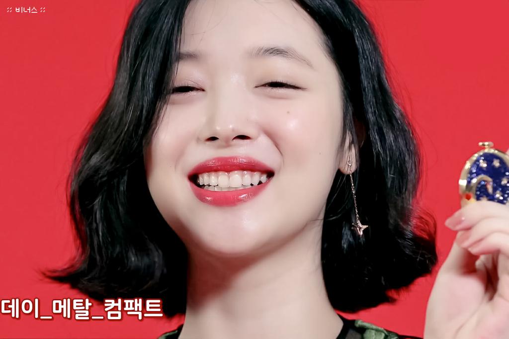 mintjellee's tweet photo. ❤🍒 — 설리의 로맨틱 홀리데이 · #설리 https://t.co/8fa9ROA3Yx