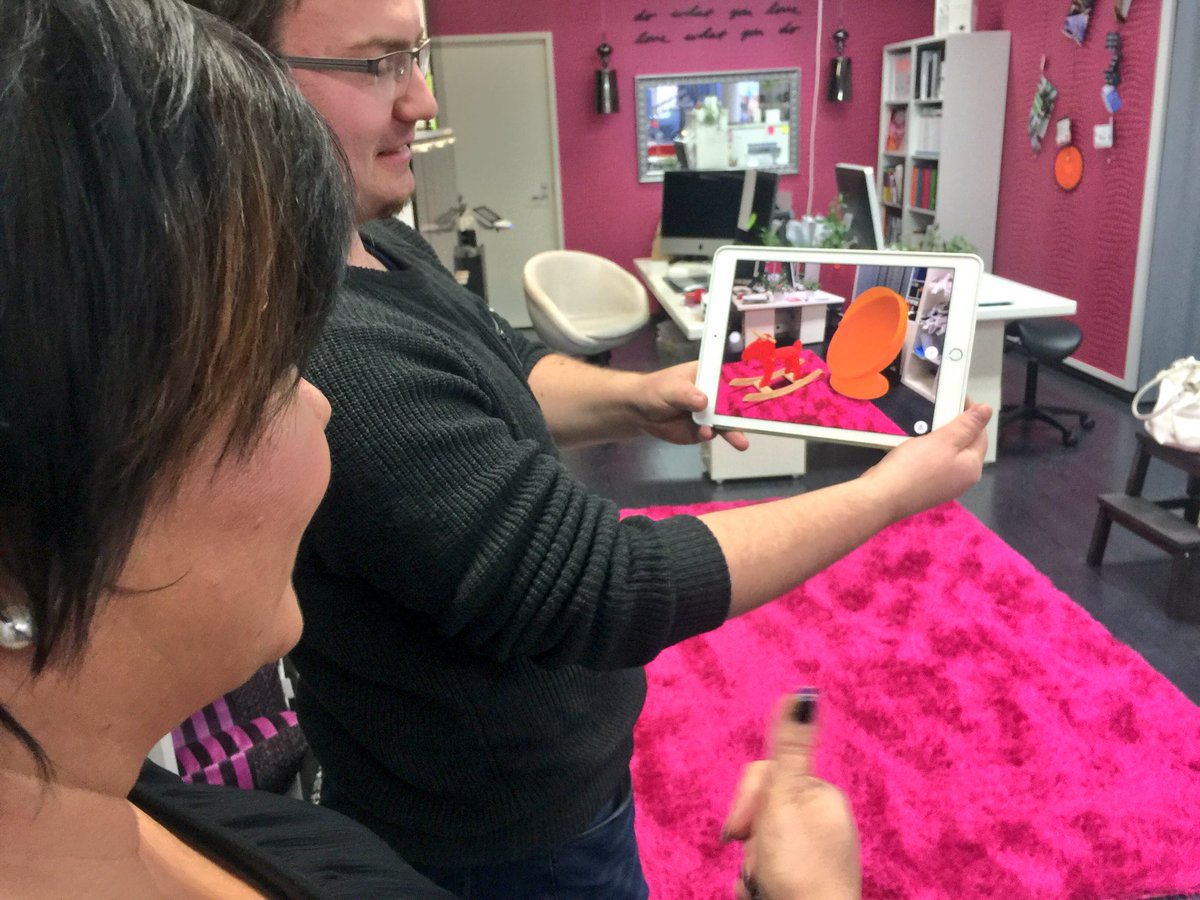 wtfdesign's tweet image. Toimistolla oli tänään vähän lisättyä todellisuutta, kun tuore yritys #Visionautti esitteli nykytekniikan mahdollisuuksia. Aika hurjaa! 😅