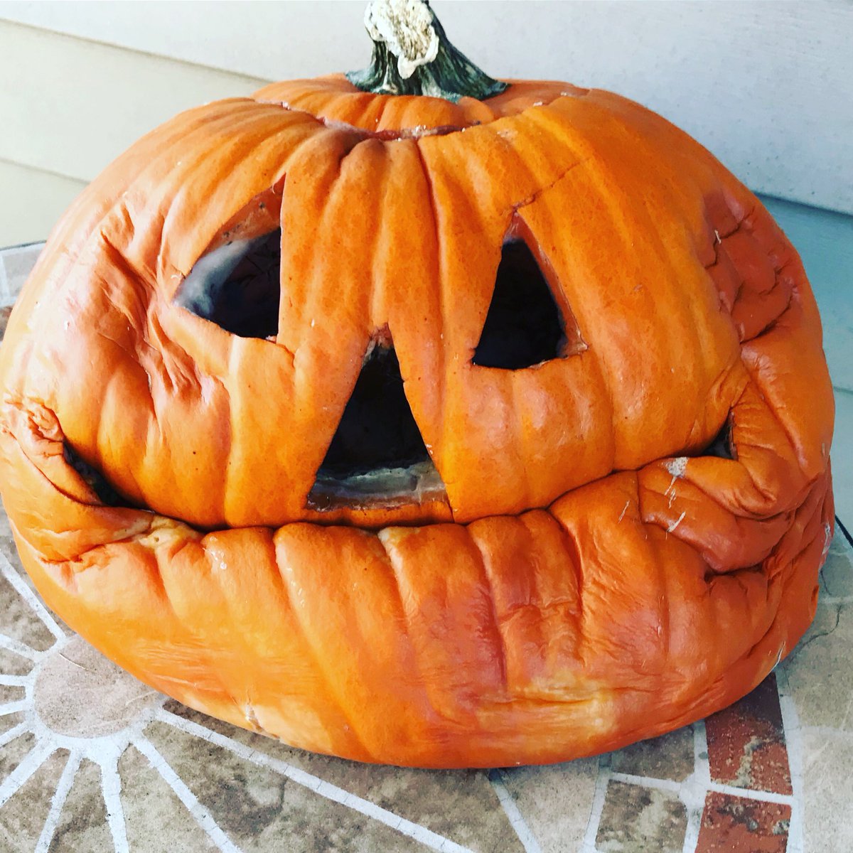 mom2mnm19's tweet image. Happy Friday!!! #toothlesspumpkin #pumpkinproblems