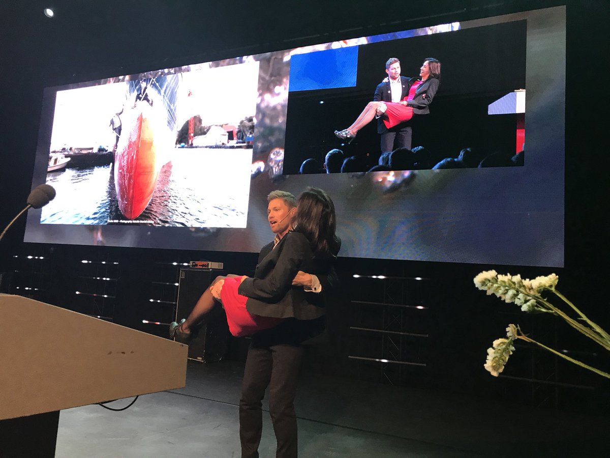 BergenChamber's tweet photo. @TorOstervold gjør Siri Lill Mannes om til en sjøstjerne #ecosubsea #bnmøte #blubblubb #SDG https://t.co/G5IHIrJ6Iq