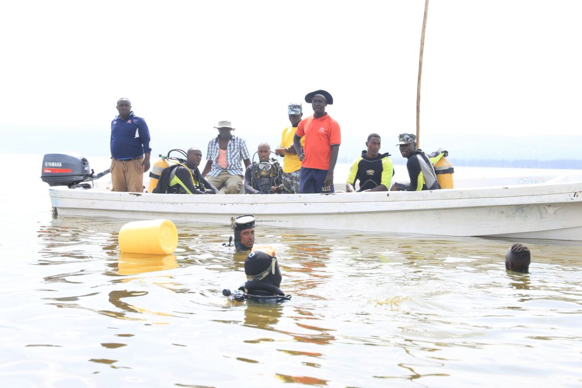 citizentvkenya's tweet photo. Wreckage of chopper that crashed into Lake Nakuru 28 days ago located by divers from Kenya Navy, set to be retrieved. https://t.co/XfiUeM3qn1