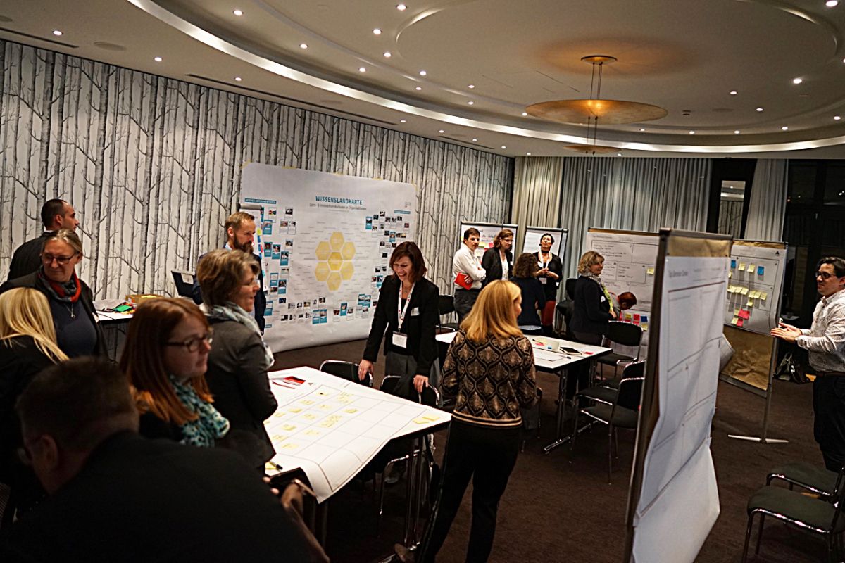 TrainingAktuell's tweet photo. #TrainerInspiration @Die_Akademie_de für Führungskräfte lässt Kunden per #DesignThinking das Seminar der Zukunft entwickeln: https://t.co/yU3TCEuftS
Ein paar der Ideen: Lernen mit Comics, "Undercover-Trainer“, eine "Avatar Academy", Lernen in WhatsApp-Gruppen... https://t.co/kP9VhvGyCS