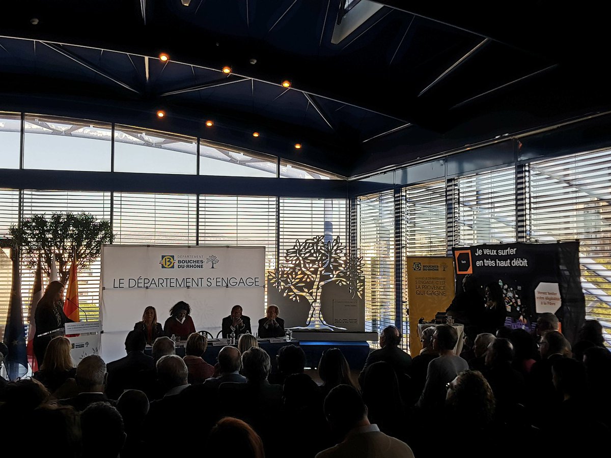 LauJourdanMonet's tweet photo. #aixmarseillemetropole #conseildepartemental13 #CollTerr  #hautdebitpourtous #franceconnectee:  Signature du contrat de déploiement de la fibre,  mais quand pour nos petites villes pavillonaires? ... https://t.co/TZfP0CksBT