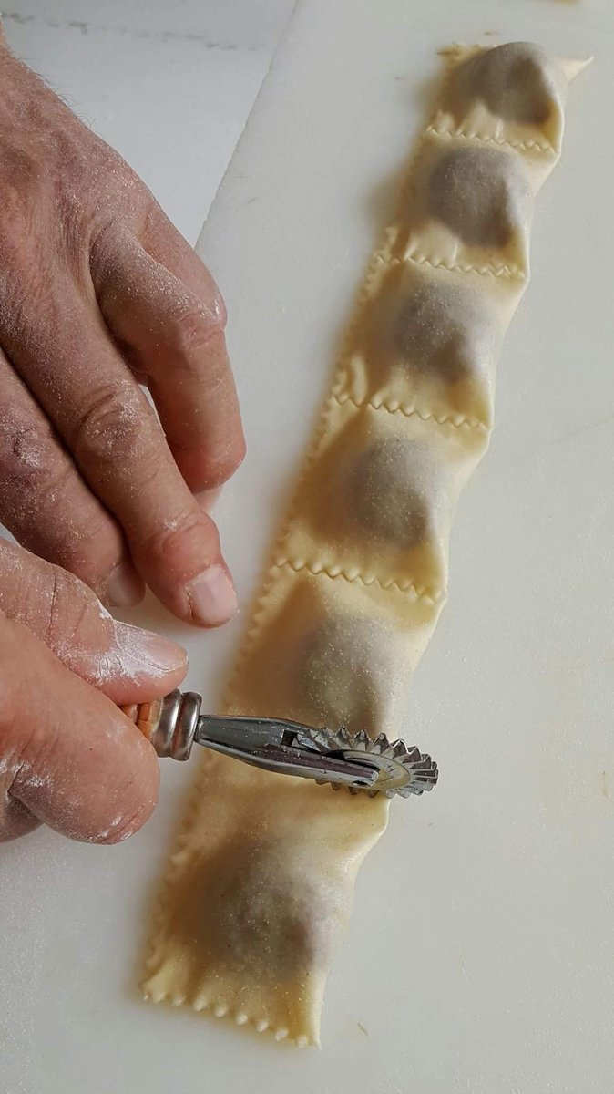 LaBiscotteriaTE's tweet photo. Ci sono cose che non si possono italianizzare! Si chiamano #Caciunitt o meglio #Caggiunitt!! Ma giammai chiamarli #Calcionetti o peggio #Caggionetti!! 
Una pasta sottile e friabile all'esterno, un ripieno di #castagne morbido e saporito all'interno. Che il Natale abbia inizio!! https://t.co/aDjVz1F409