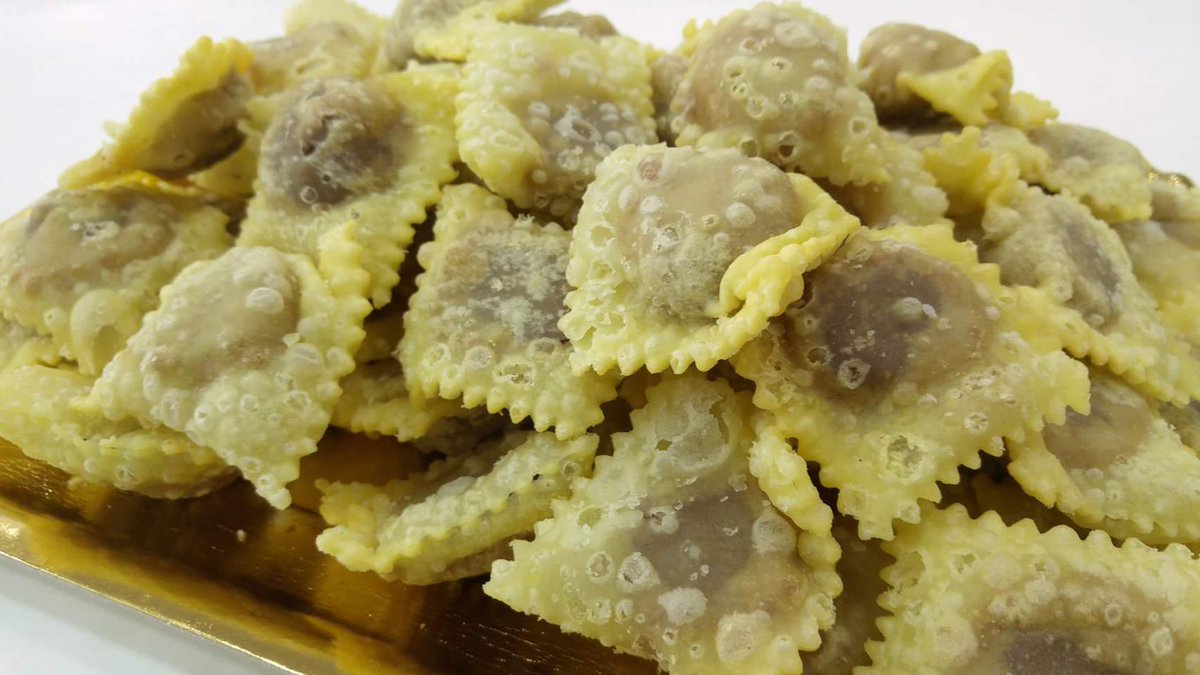 LaBiscotteriaTE's tweet photo. Ci sono cose che non si possono italianizzare! Si chiamano #Caciunitt o meglio #Caggiunitt!! Ma giammai chiamarli #Calcionetti o peggio #Caggionetti!! 
Una pasta sottile e friabile all'esterno, un ripieno di #castagne morbido e saporito all'interno. Che il Natale abbia inizio!! https://t.co/aDjVz1F409