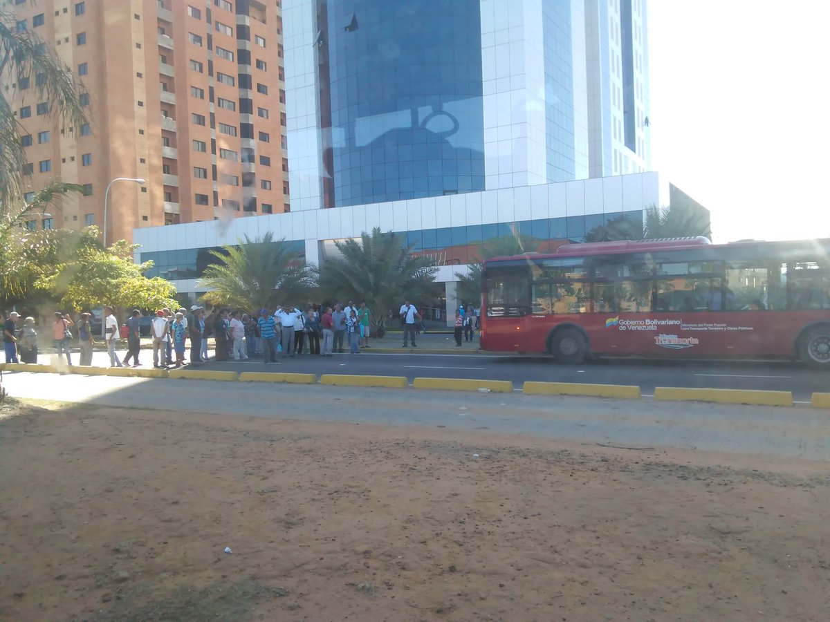 coordenadas286's tweet photo. @trafficGUAYANA @Azucarcomotu  tercera edad tranca acceso en ambos sentidos Av Guayana altura Torre Bell por falta de efectivo en el Banco Bicentenario. https://t.co/OWRmnALhwA