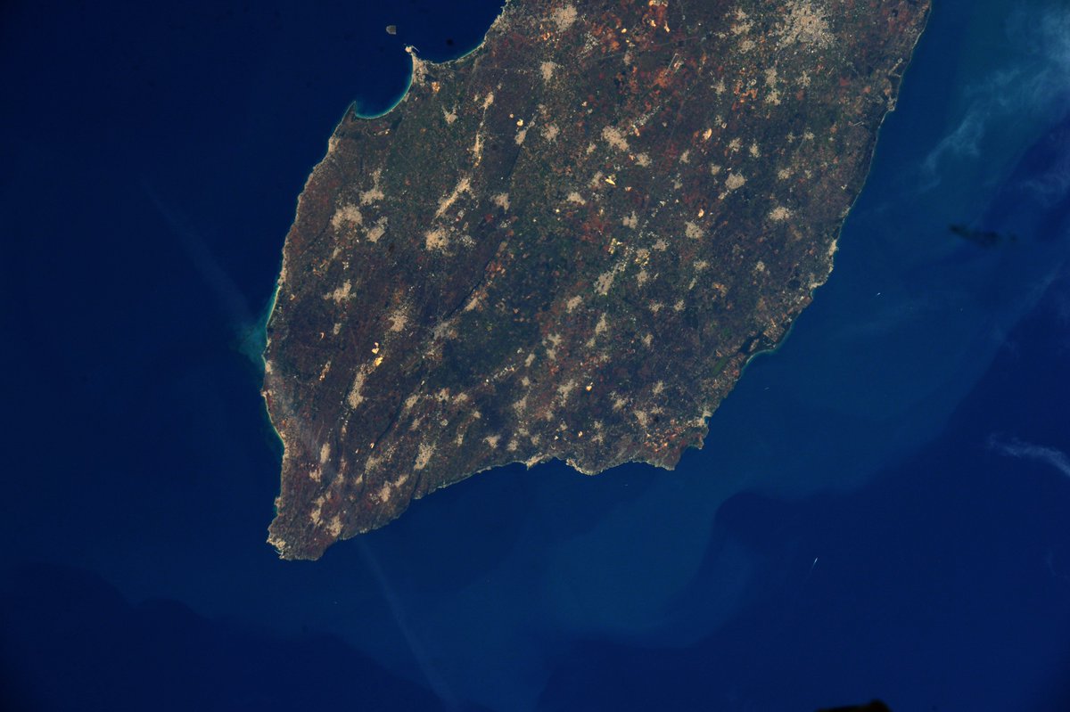 astro_paolo's tweet photo. Brindisi, Lecce e giù fino alla fine dello stivale con Santa Maria di Leuca... Anche a fine Ottobre non c'era nemmeno una nuvola! #VITAmission #Puglia https://t.co/LyeK04RST9