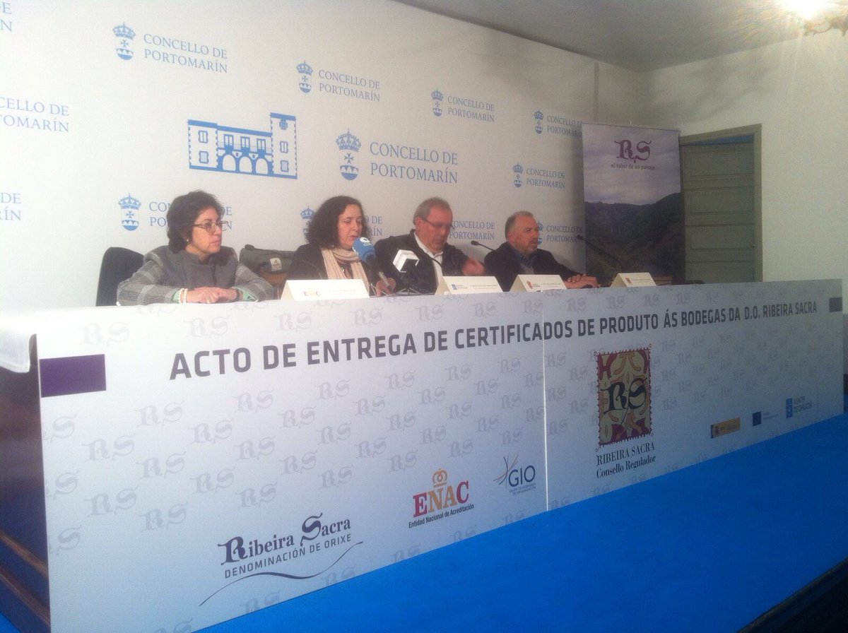 ribeirasacrado's tweet photo. Esta mañana se ha celebrado en el Pazo Xeral Paredes en Portomarín, el acto oficial de entrega de las certificaciones de calidad ENAC a todas las bodegas de la D.O. Ribeira Sacra, en un acto presidido por el presidente del Consello Regulador, José Manuel Rodríguez. https://t.co/uZNVTL3qp8