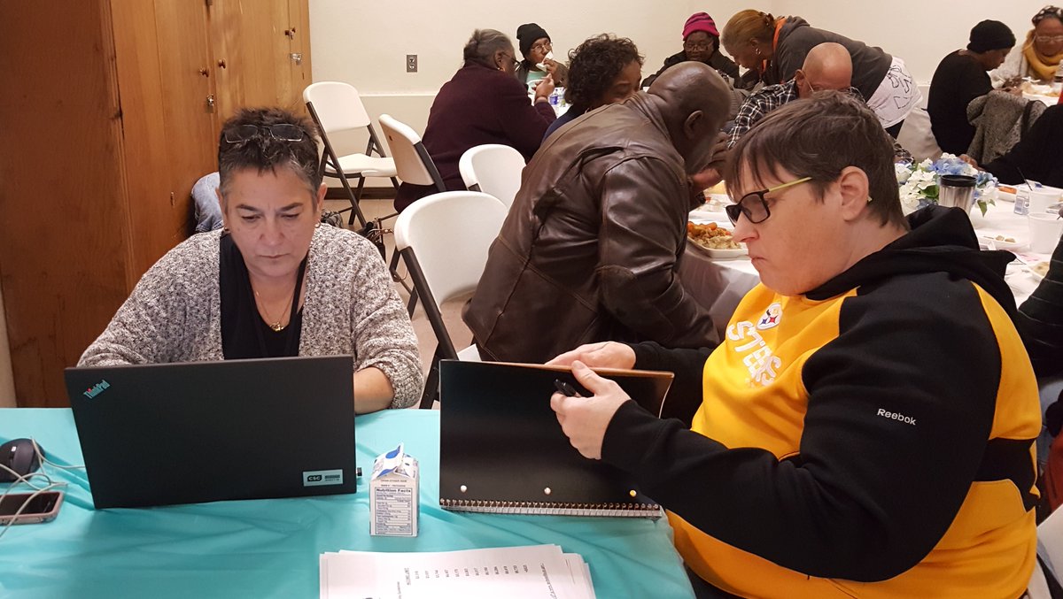 PeaceIncSyr's tweet photo. PEACE Inc.'s friend and National Grid Consumer Advocate Mary Beth Basha recently shared energy-saving tips with foster grandparents. Basha also assisted foster grandparents by looking up their accounts and recommending HEAP. #PEACEIncSyr https://t.co/cconjjod94