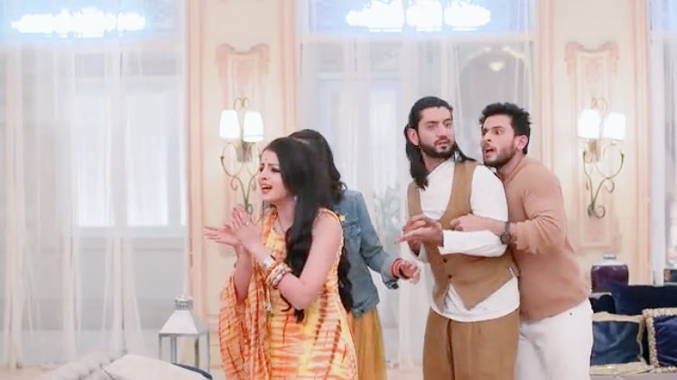 byshaaaaaa's tweet photo. “Shero wali maiyya khud nahi aa paayi, apni gaadi bhej di.”
“Pakad apni biwi ko!”
#Ishqbaaaz #Ishqbaaz #IDIEDLAUGHING #GAURIISBAE #THEIREXPRESSIONS https://t.co/dPKGOuukqu