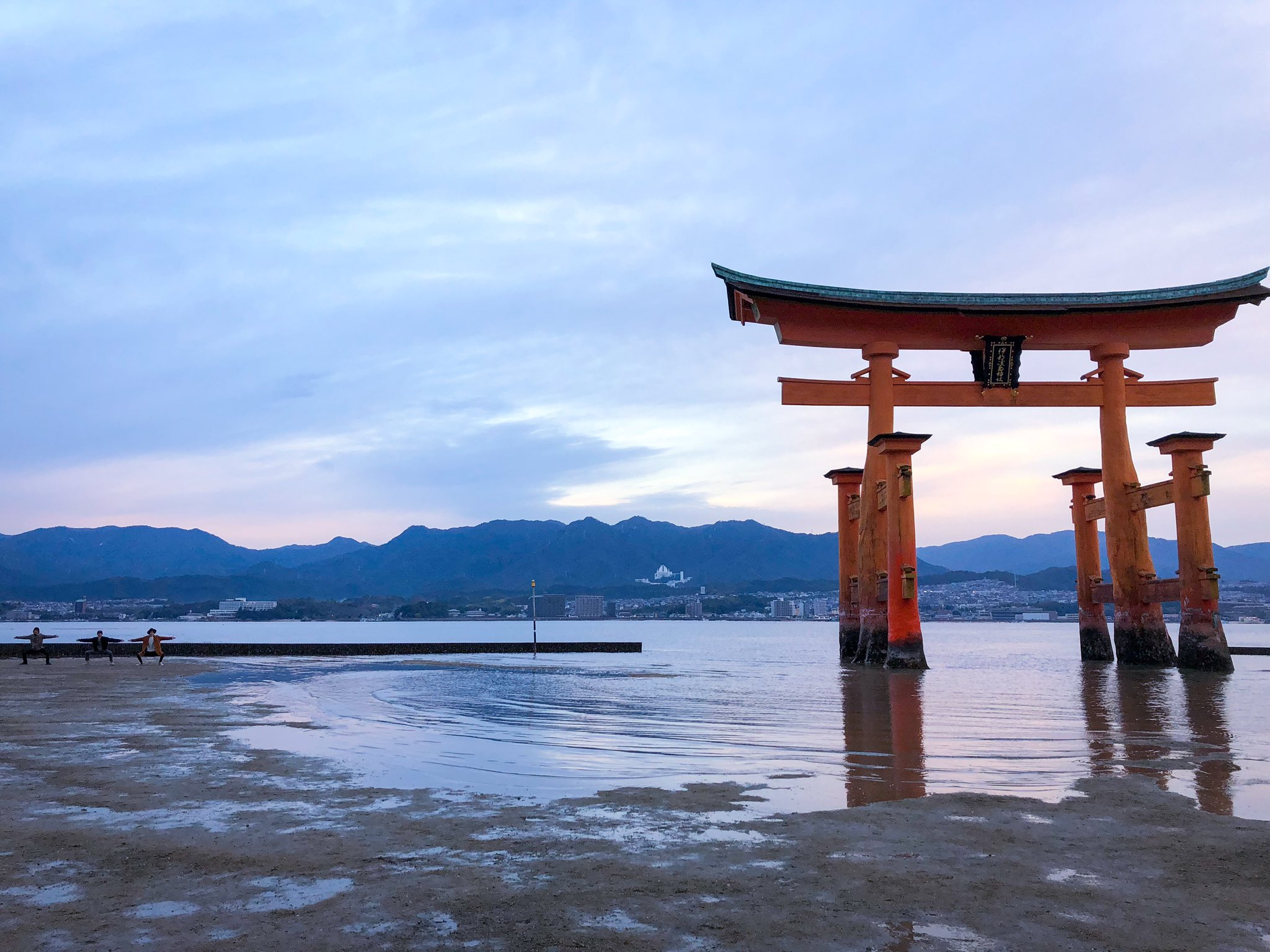 Chama 厳島神社に行って来ました 初めて行ったのですがとても綺麗でした 明日は広島グリーンアリーナ本番 楽しみ Pf Hir T Co Mkeoslmwqu Twitter