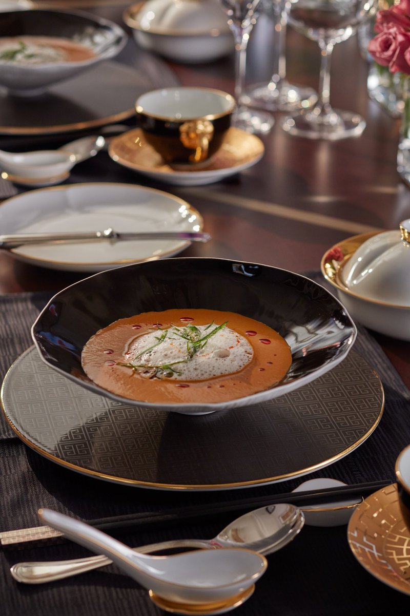 MO_KUALALUMPUR's tweet photo. From private chef to delectable dishes served on renowned French #LEGLE chinaware, enjoy the luxury of private dining in our new Presidential Suite. #MOSuiteLife #MODetails https://t.co/iiEg7JqqQN