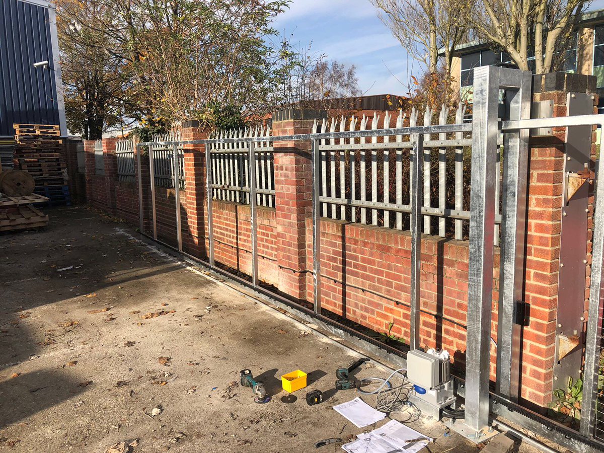 GatesGdr's tweet photo. The boys are in action installing one of our largest gates to date at a job in Newbury. Stay tuned for the completed job pictures. #gdrgatesanddoors #fridayfeeling #galvanisedslidinggate #paladinmesh #newbury #gateautomation #slidinggatemotor #remoteentry #remoteexit https://t.co/1vD1EuU8Ck