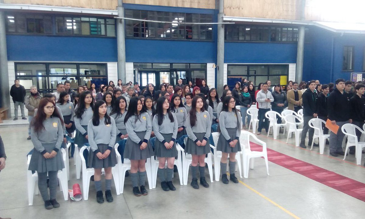 SSVP_Chile's tweet photo. La #Generacion2017 deja recuerdos imborrables en la #comunidadescolar del colegio #FedericoOzanam de #PuertoMontt. Esperamos que la impronta #vicentina que los caracteriza siga impactando en sus vidas y en su entorno. Ahora celebran y agradecen lo aprendido con una #misa. https://t.co/JVH2pn8G7P