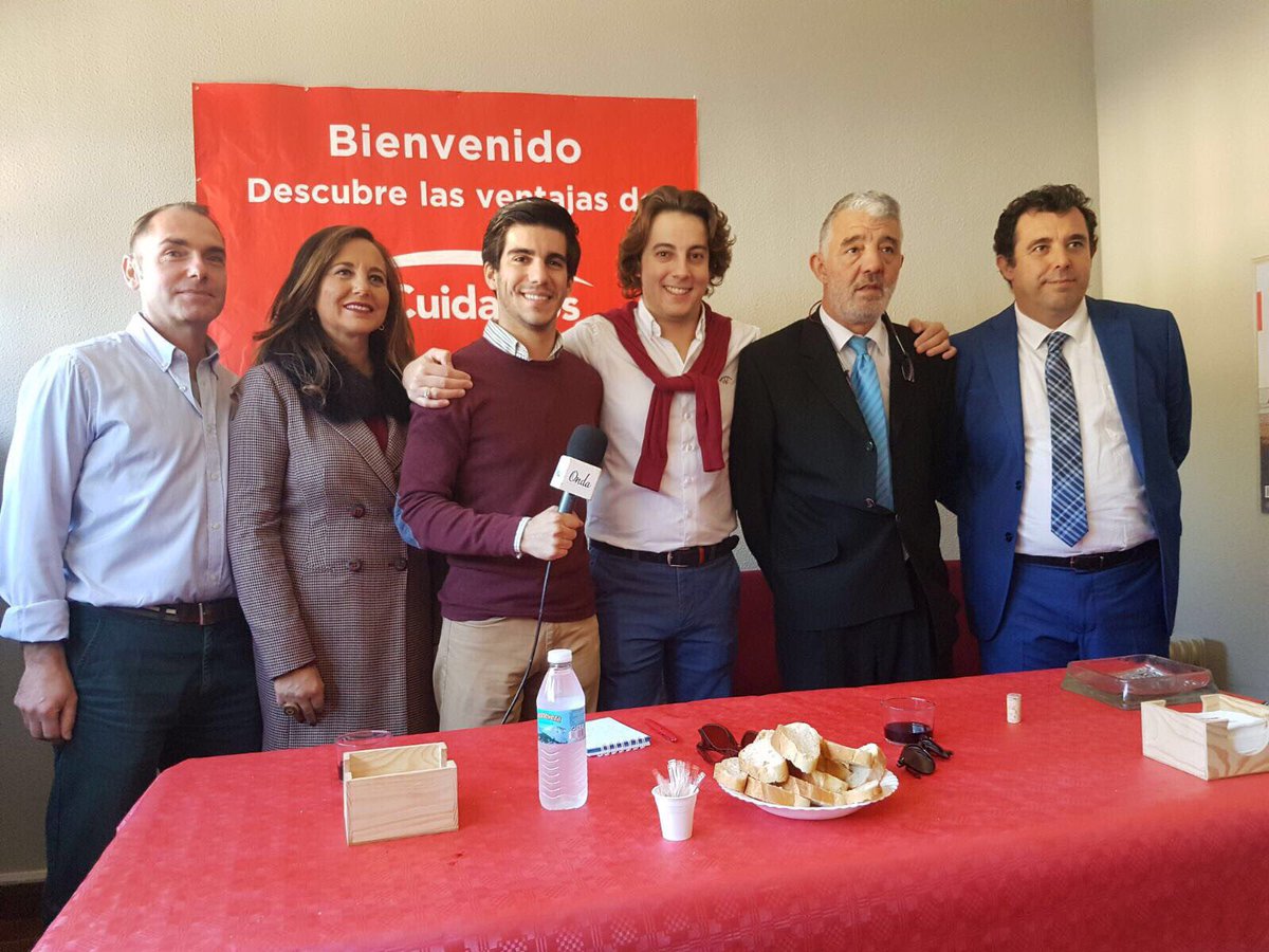 Entrevistando a <a href="/KukyFuego/">KukyFuego</a> en la Feria #Agroganadera de <a href="/Trujilloweb/">Ayuntamiento de Trujillo</a>. Gran recibimiento al concursante jerezano del programa <a href="/qqccmh/">¿Quién quiere casarse con mi hijo?</a> y <a href="/cuatro/">Cuatro</a> en el Stand de #PérezMena Abogados <a href="/MAPFRE/">Mapfre</a>. Mañana estará a las 22:30h en <a href="/AbadiaTrujillo/">La Abadia (Trujillo)</a> animando al <a href="/Trujillo_CF/">CF Trujillo</a>.