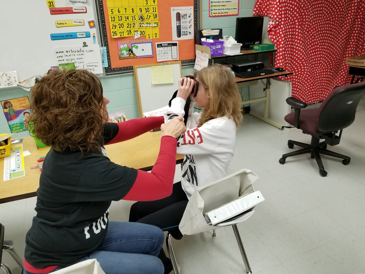 SDCS_EdTech's tweet photo. Mrs. Meyer's class getting a virtual reality experience today! The kids LOVED our time with them today! Thank you to Mrs. Meyer for getting the headsets and setting up this idea! We were excited to help with this today! #sdmsdropzone #SDLearningtoLead #vrexperiencesaregreat https://t.co/nb5uE0rFnG