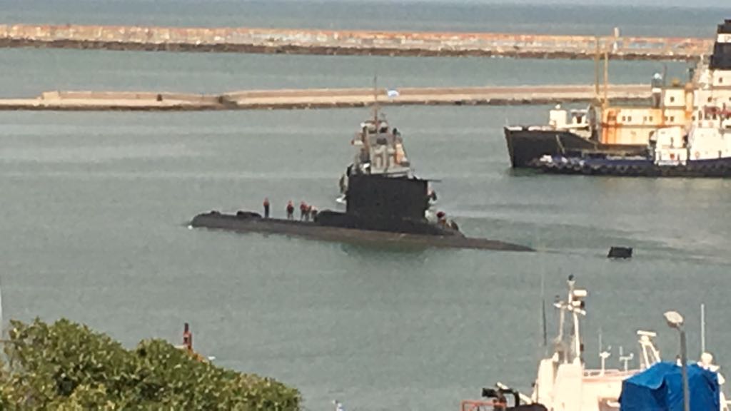 danielalvarez99's tweet photo. La Armada Argentina perdió contacto con el submarino ARA San Juan desde el pasado miércoles. Hay Familiares de tripulantes en Base Naval https://t.co/4Ed0xy0abD
