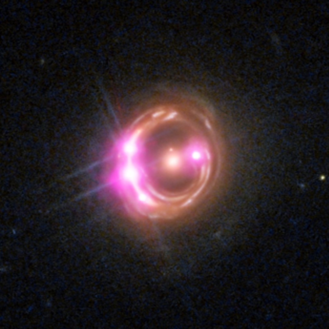 chandraxray's tweet image. Right #now Chandra is studying a quasar ~6 billion light years away! When viewed in 2009, a galaxy between Chandra and the quasar acted as a lens, producing 4 images! s.si.edu/29MoxEE #Today&apos;s Obs: 6h 56m