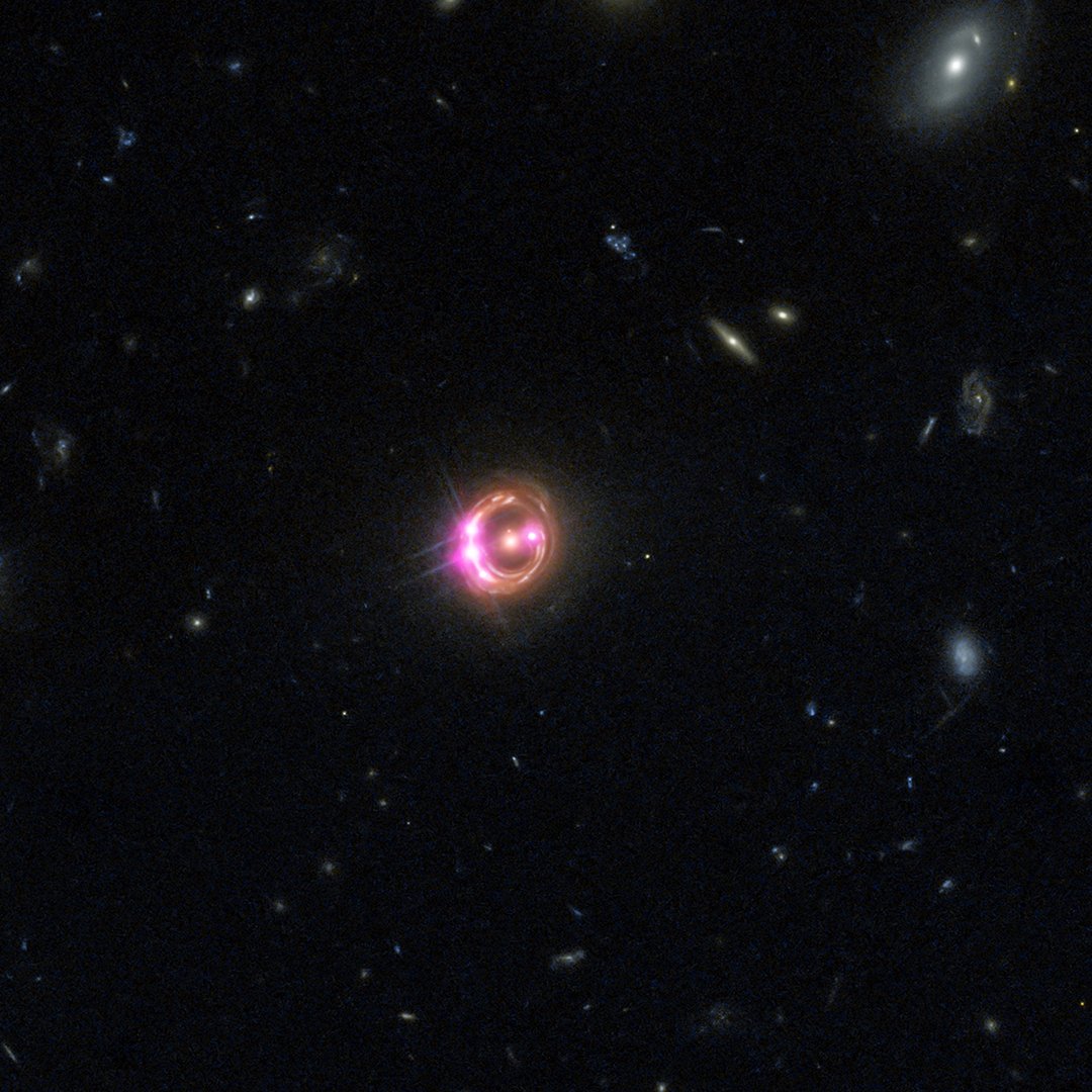 chandraxray's tweet image. Right #now Chandra is studying a quasar ~6 billion light years away! When viewed in 2009, a galaxy between Chandra and the quasar acted as a lens, producing 4 images! s.si.edu/29MoxEE #Today&apos;s Obs: 6h 56m