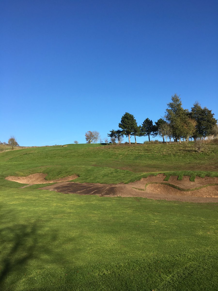 The new bunkers on the 8th are taking shape, great team effort 👌