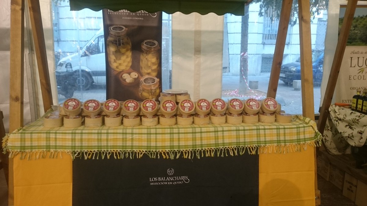 En bio córdoba los Balanchares con un queso ecológico curado de cabra y leche cruda Sujaira