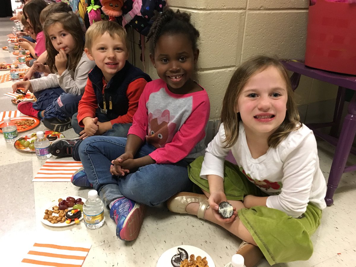 FlipposClass's tweet photo. Happy thanksgiving feast!! https://t.co/xJb3GuscMU