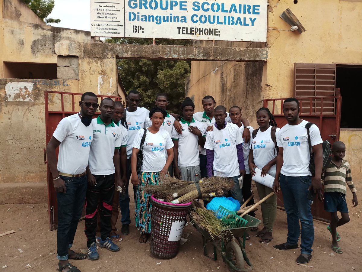OusmaneMakaveli's tweet photo. #AfrikPoll
#AJSD-CIV
Apprendre dans un environnement propre.
Des consignes sur les bonnes pratiques d'hygiène et de propreté en plus d'une activite de nettoyage à l'école fondamentale B.
Merci à la direction au CAP parents d élèves et aux élèves aussi 😂. https://t.co/Gh0syuhBSr