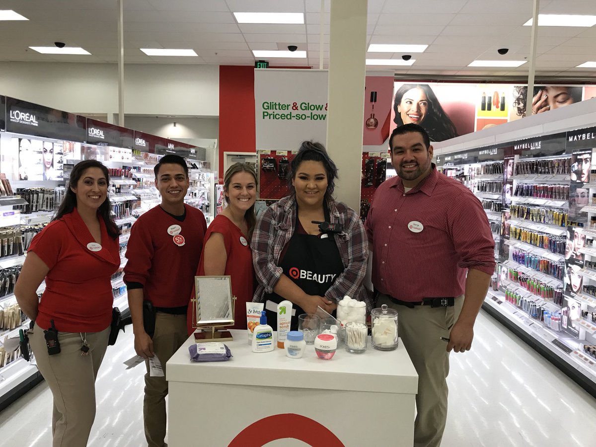T2469 beauty team member Nicole servicing, sampling and creating an amazing experience!  @drew_arrington <a href="/atiC77/">George Juarez</a>