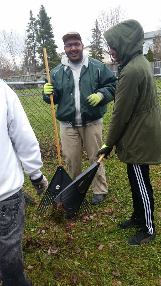 JNSS_EcoSchool's tweet photo. #RakingFallLeaves https://t.co/ERh6Purrkp