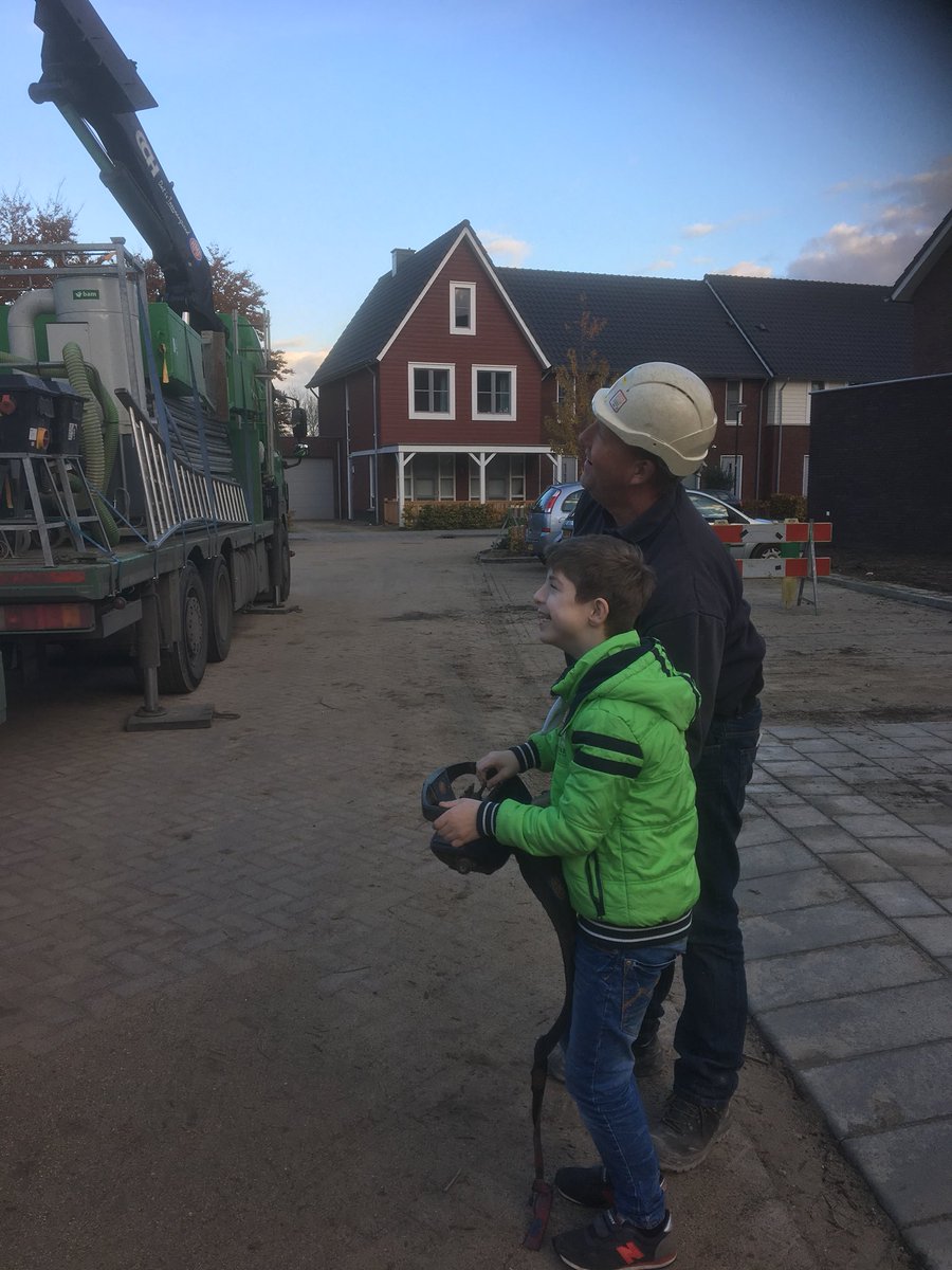 GerwenP's tweet photo. Materieel afvoeren in schijndel met hulp van de buurman 👍👍👍. Mooi stukje schijndel (Brabant) afgerond. 😊 @BAMWonen @inspiringspace #schijndel #buitenhagen https://t.co/PPKS4rEUFQ