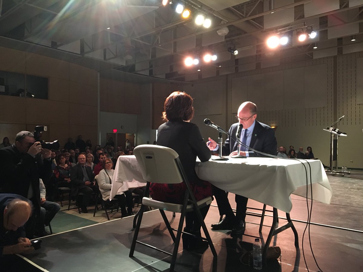 mpbouchard's tweet photo. Assermentation du nouveau conseil municipal de la Ville de Trois-Rivières : le maire Yves Lévesque assermenté le premier. #rcma #munma #muni2017 #Mauricie #TroisRivieres https://t.co/Xj6y1FP088