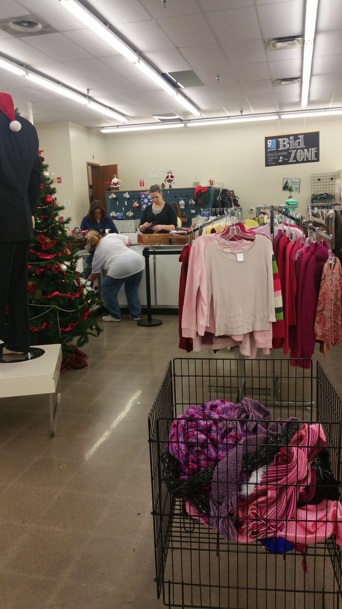 VerityStaffing's tweet photo. #communityoutreach #payitforward 
Thank you for letting us volunteer!!! @GoodwillIntl https://t.co/z84b4ZkGuE