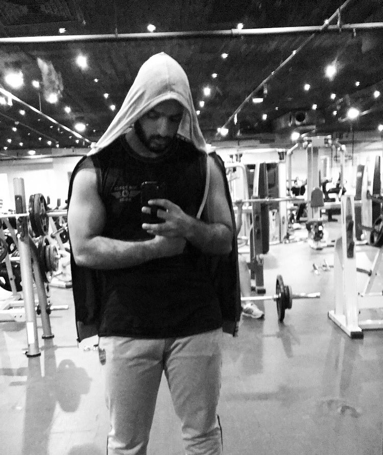 Asim0saleh's tweet photo. Everyone has a dream, they want to catch it, but a little of them who work very hard to make it real ..
#Just_started
كل واحد عنده حلم يتمنى انه يتحقق، لكن القليل الي بيجتهد عشان يحقق حلمه
#تونا_بدينا 🕺🏽 https://t.co/Em9Ah10YSm