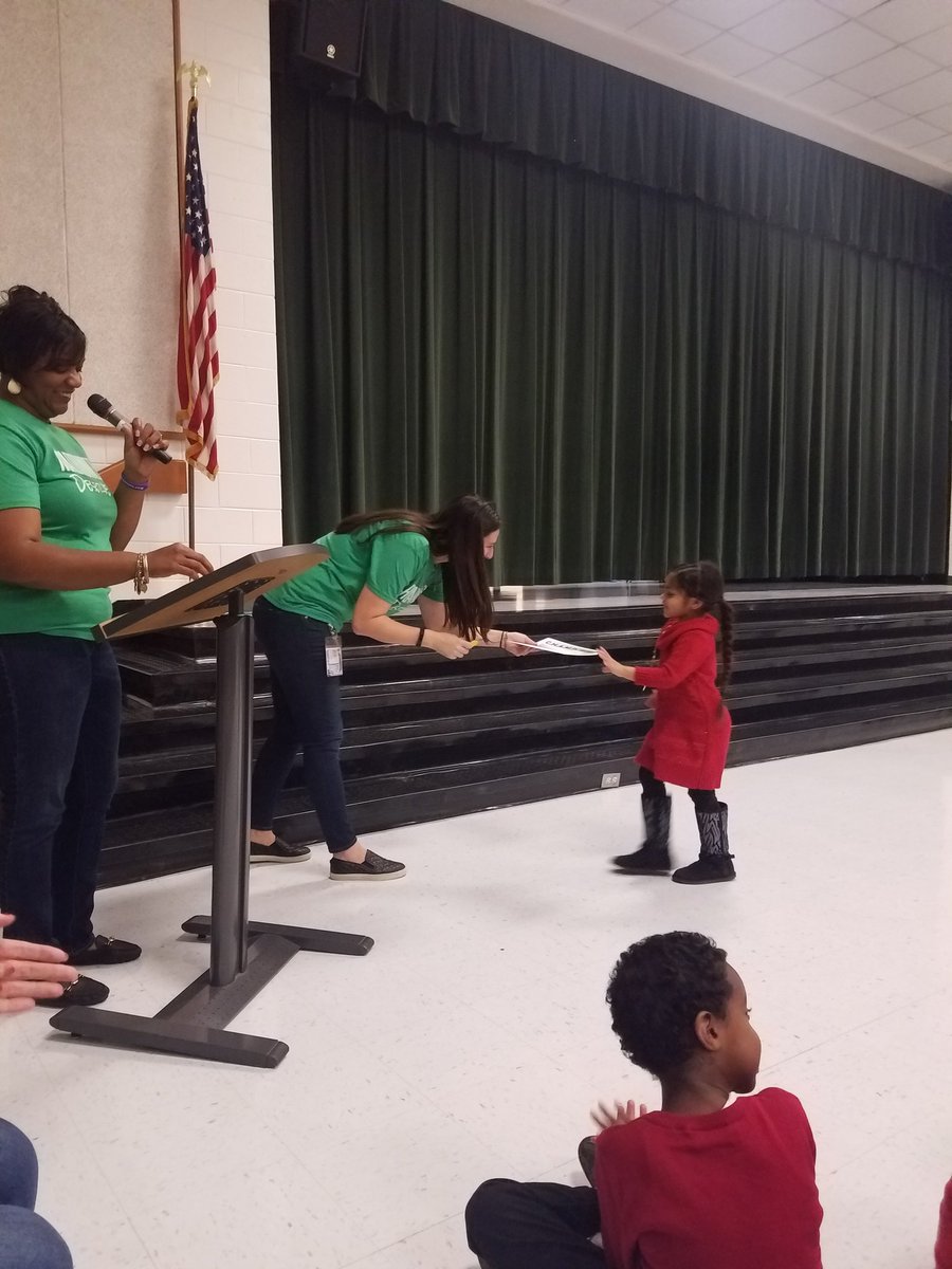 MrsJackson_lcps's tweet photo. Celebrating excellence today at @RRD_LCPS #mybabiesrock #high5club https://t.co/nXzeuoXeVs