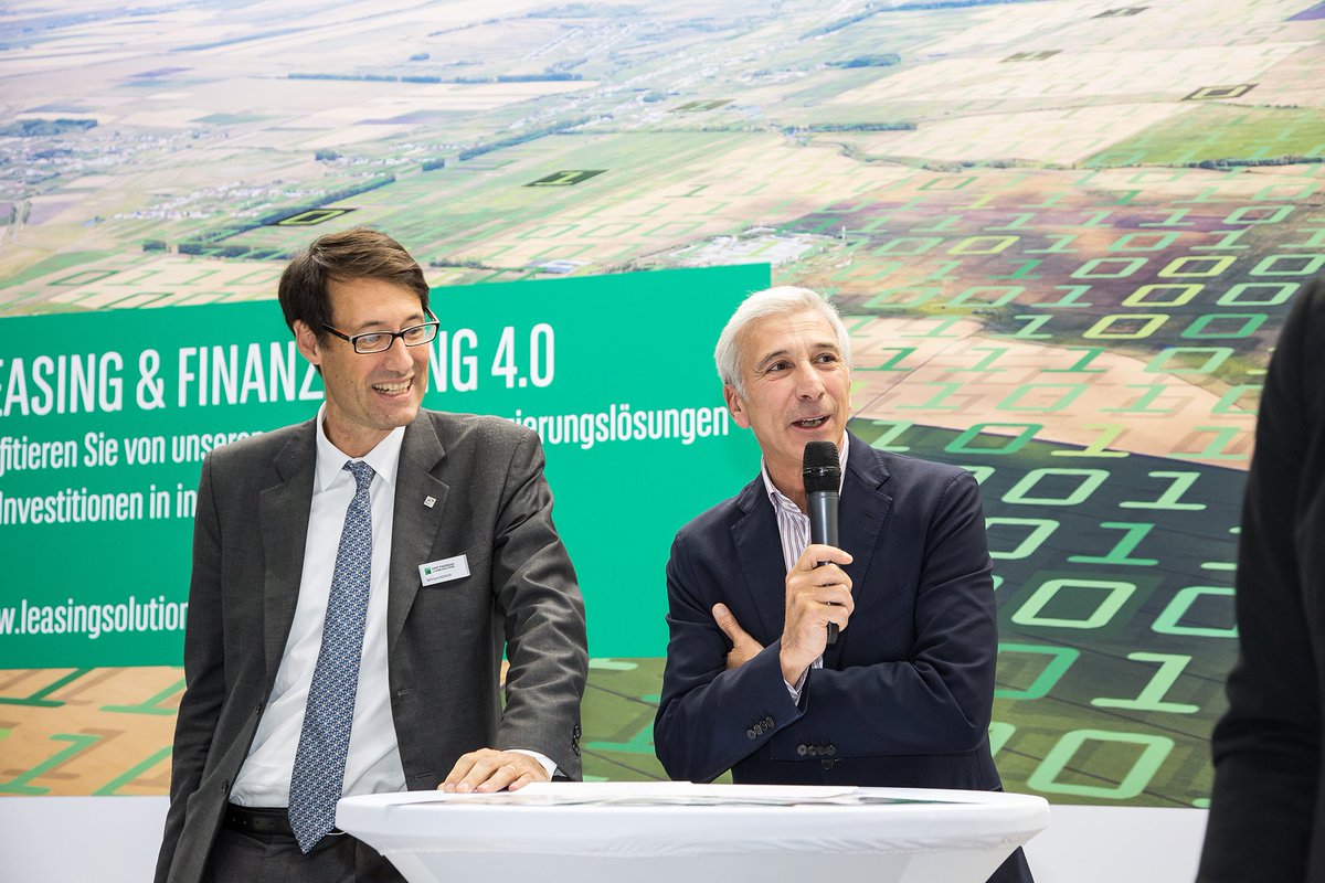 BNPPLeasingFR's tweet photo. #Agritechnica : nous sommes ravis d'avoir accueilli nos partenaires sur notre stand à l'occasion du salon!  🥂 🚜 Il est encore temps de venir voir nos équipes stand E21 Hall 4 ! https://t.co/3tdUts8Epc