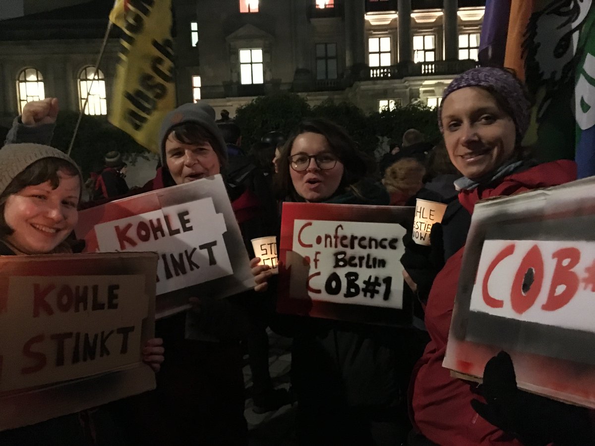 DivestBerlin's tweet photo. #Jamaika geht in die Verlängerung? Wir auch! Wir wollen, dass Ihr endlich das Selbstverständliche beschließt - eine drastische Treibhausgas-Senkung durch den #Kohleausstieg. Oder lasst das Sondieren sein!
Fotos: #RoteLinie Berlin 16.11. mit #COB1 @DivestBerlin @campact u.v.a. https://t.co/OMrBrtG6il