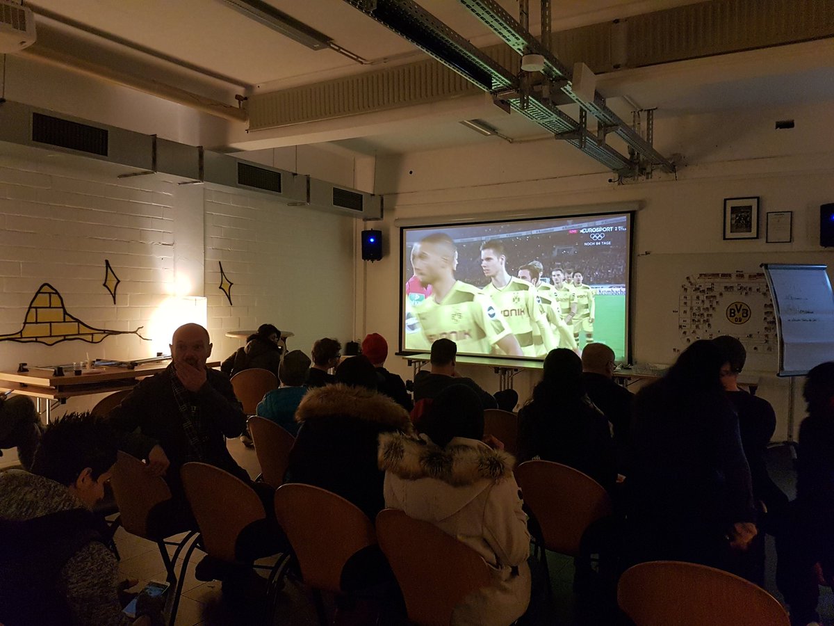 Volle Hütte beim Rudelgucken mit jungen Geflüchteten im <a href="/bvb_lernzentrum/">BVB-Lernzentrum</a>. <a href="/BVB/">Borussia Dortmund</a>