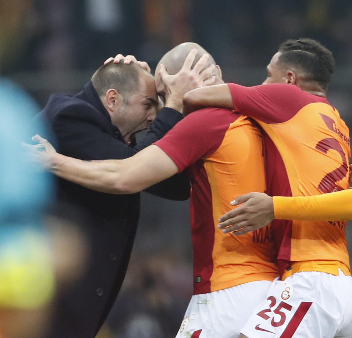 Arkanda taraftar SAVAŞIRSAN, gelecek kupalar İNANIRSAN!