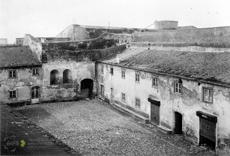 Lisboa_Antiga's tweet photo. 2. Castelo de São Jorge, 1938 a 1940. Imagens com o casario que foi demolido para dar lugar a ameias e outras estruturas que darão origem ao Castelo como o conhecemos hoje. in AML #Lisboa https://t.co/VnFVTwEkPQ