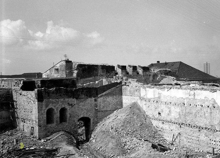 Lisboa_Antiga's tweet photo. 2. Castelo de São Jorge, 1938 a 1940. Imagens com o casario que foi demolido para dar lugar a ameias e outras estruturas que darão origem ao Castelo como o conhecemos hoje. in AML #Lisboa https://t.co/VnFVTwEkPQ