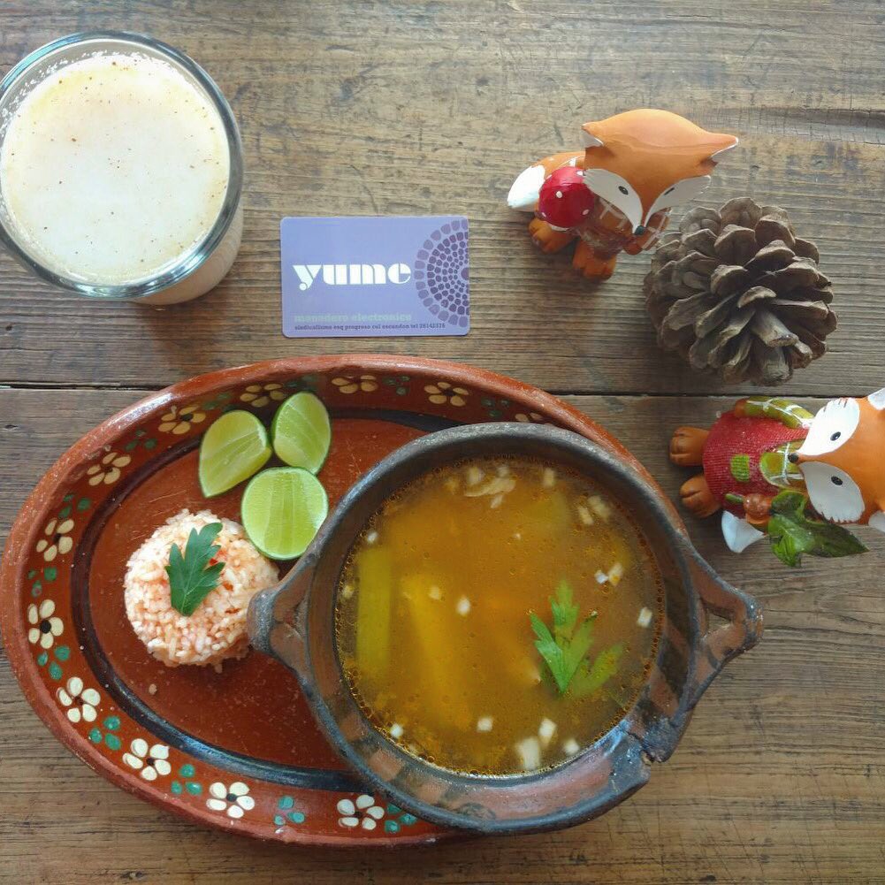 De zorros y fines de semana, un cuento llamado #paquetedeldía 
Caldo tlalpeño.
Agua de horchata.
Guisado que prefieras :)