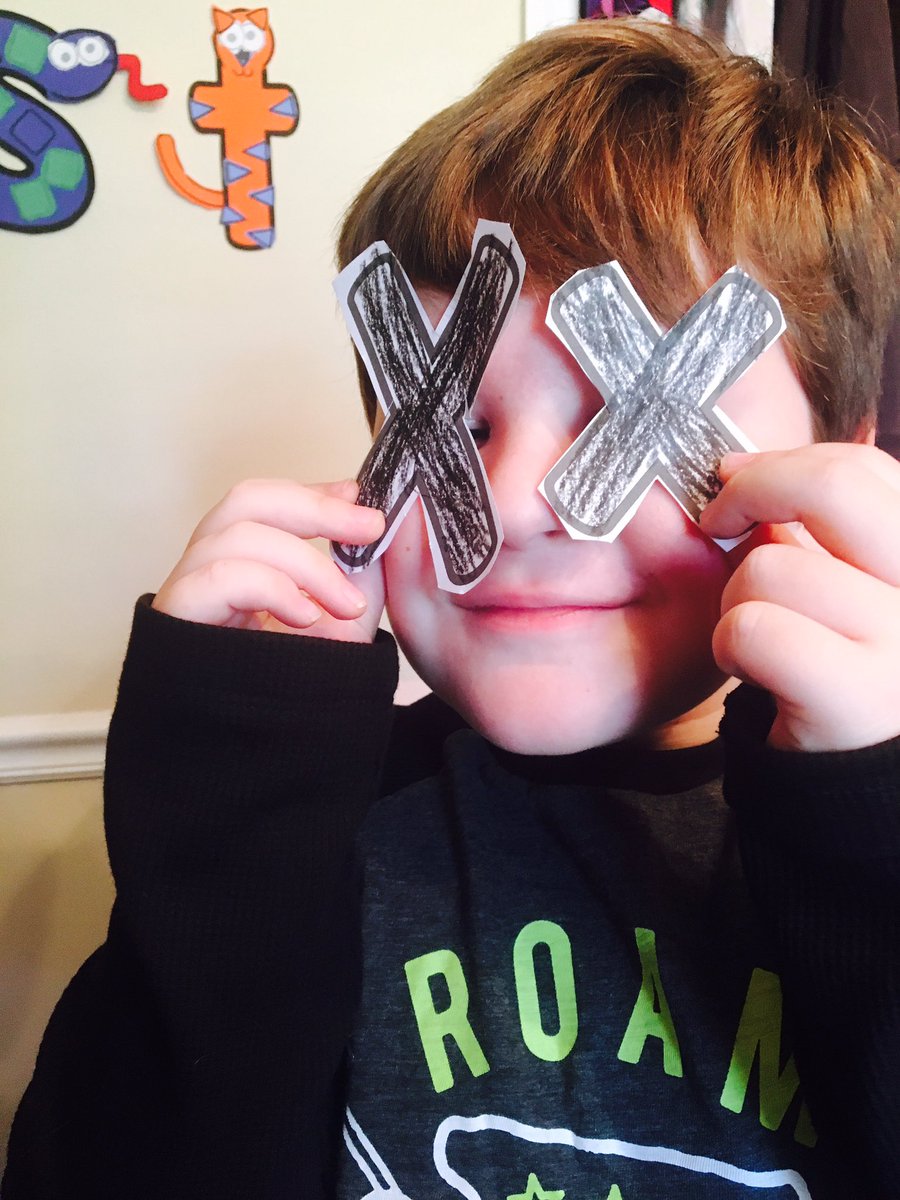 VulturePicnic's tweet image. @TheDeadDeads we were working on the letter X today. This was his natural instinct.