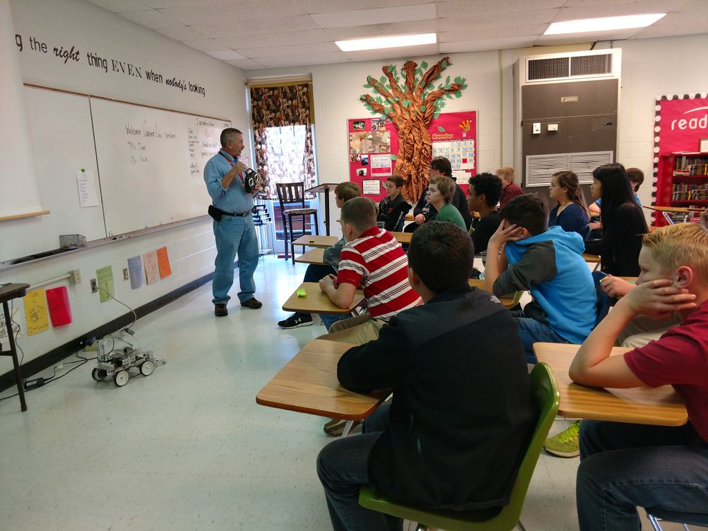 gregslowe's tweet photo. Dino Owen of @tcatpul joined 22 speakers today @CornersvilleHS for Cornersville Middle School Career Day and talked about Robotics #PathwaysTN #cornersvilletn #lewisburgtn https://t.co/gIBhonfcGy