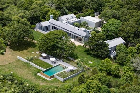 GlobeAddress's tweet image. Want to live like the Obamas? Their Martha’s Vineyard rental is for sale buff.ly/2zMF61o via @BostonGlobe @MarkAShanahan #Vineyard #LuxuryRE #piedaterre
